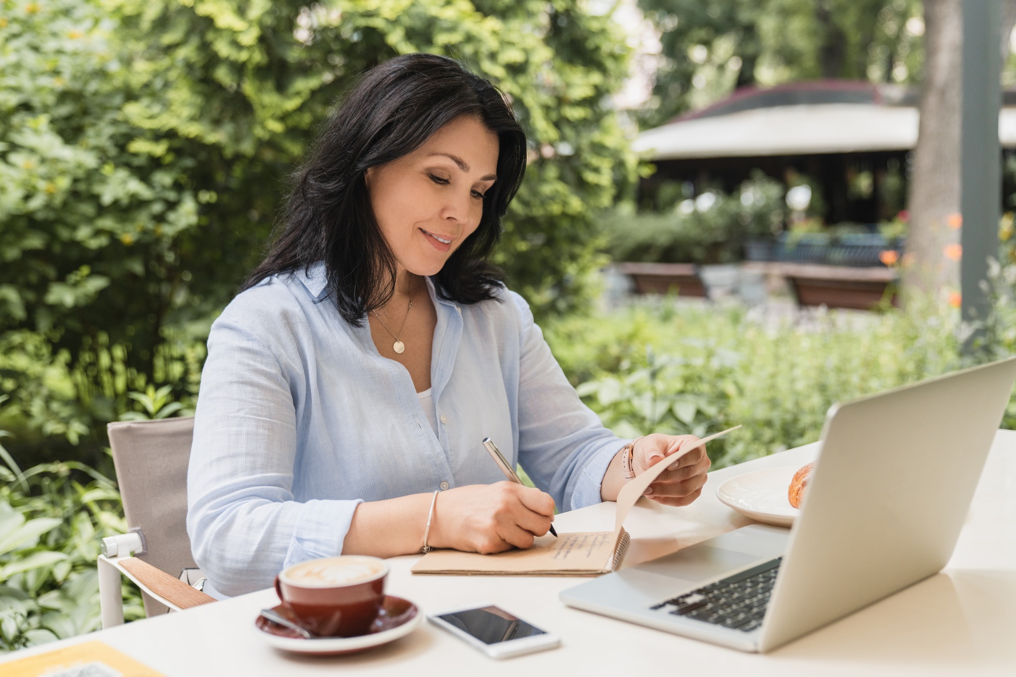 Successful mature caucasian businesswoman copywriter teacher author tutor lecturer freelancer